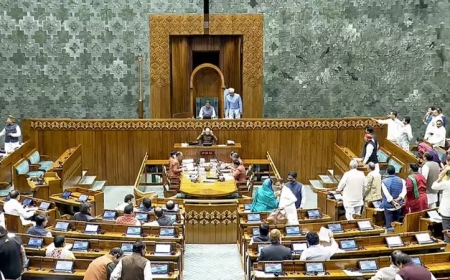 நாடாளுமன்றத்தில் எதிர்க்கட்சிகள் கடும் அமளி: இரு அவைகளும் ஒத்திவைப்பு