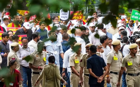 தேர்தல் ஆணையம் நோக்கி பேரணி: இந்தியா கூட்டணி எம்.பி.க்கள் தடுத்து நிறுத்தம்
