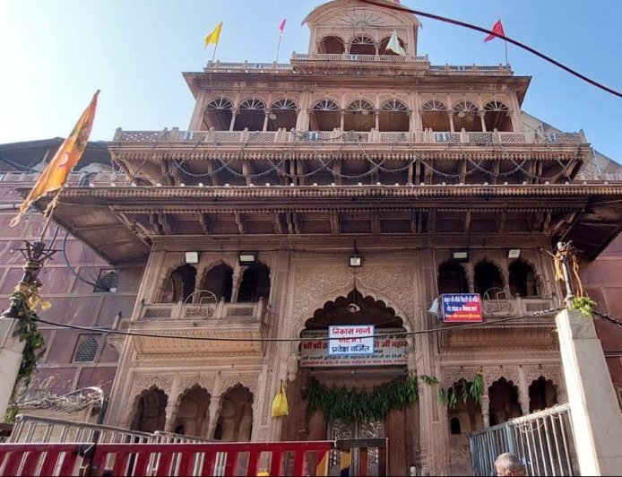 சுப்ரீம் கோர்ட், பாங்கே பிஹாரி கோவிலை மேலாண்மை செய்ய இடைநிலை குழுவை அமைக்க பரிந்துரை செய்தது