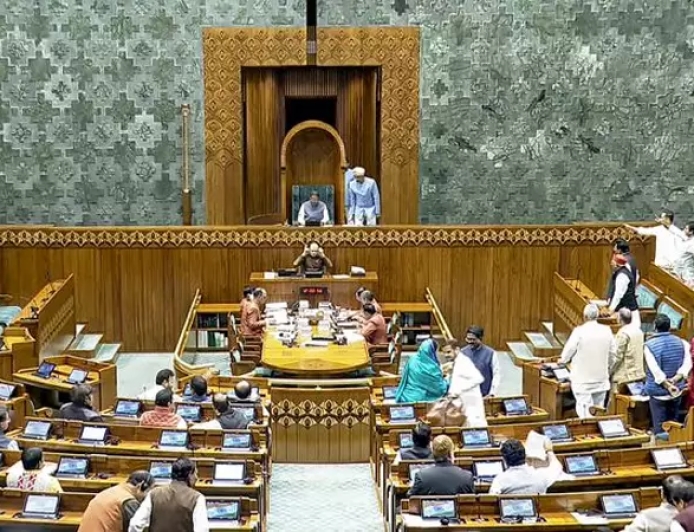 நாடாளுமன்றத்தில் எதிர்க்கட்சிகள் கடும் அமளி: இரு அவைகளும் ஒத்திவைப்பு