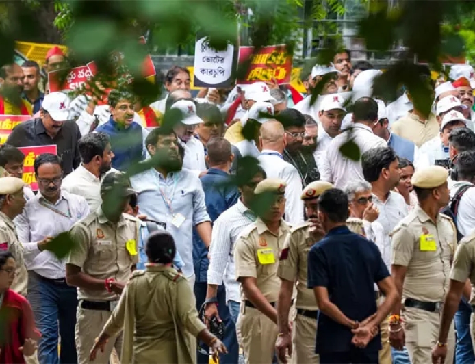 தேர்தல் ஆணையம் நோக்கி பேரணி: இந்தியா கூட்டணி எம்.பி.க்கள் தடுத்து நிறுத்தம்